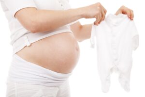 למה אסור לגרד את הבטן בהריון?